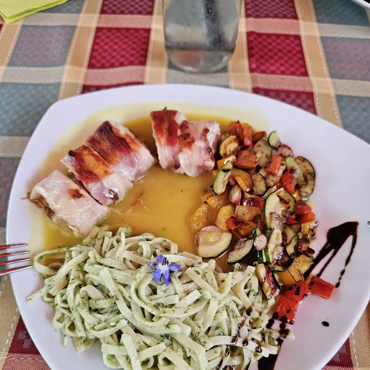 Gefüllte Putenfilet Im Speckmantel Mit Grillgemüse Und Currysauce