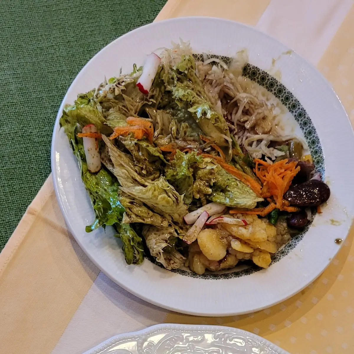Gefüllte Schweinsbrust Und Ein Gemischter Salat