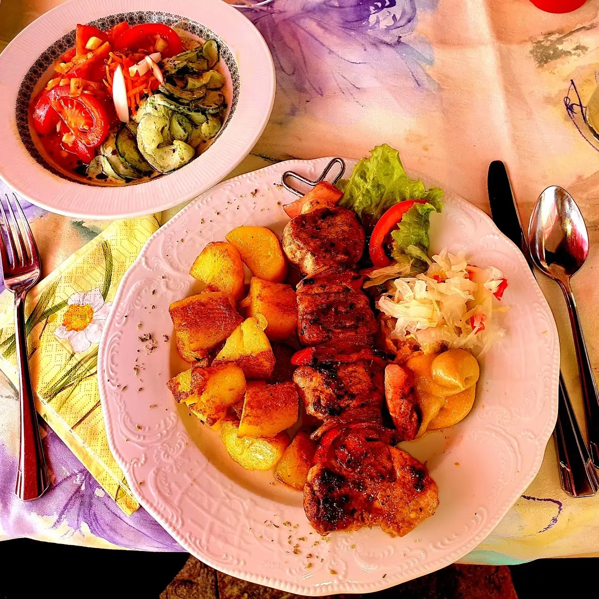 Gegrillter Spiess Mit Bratkartoffeln Und Salat