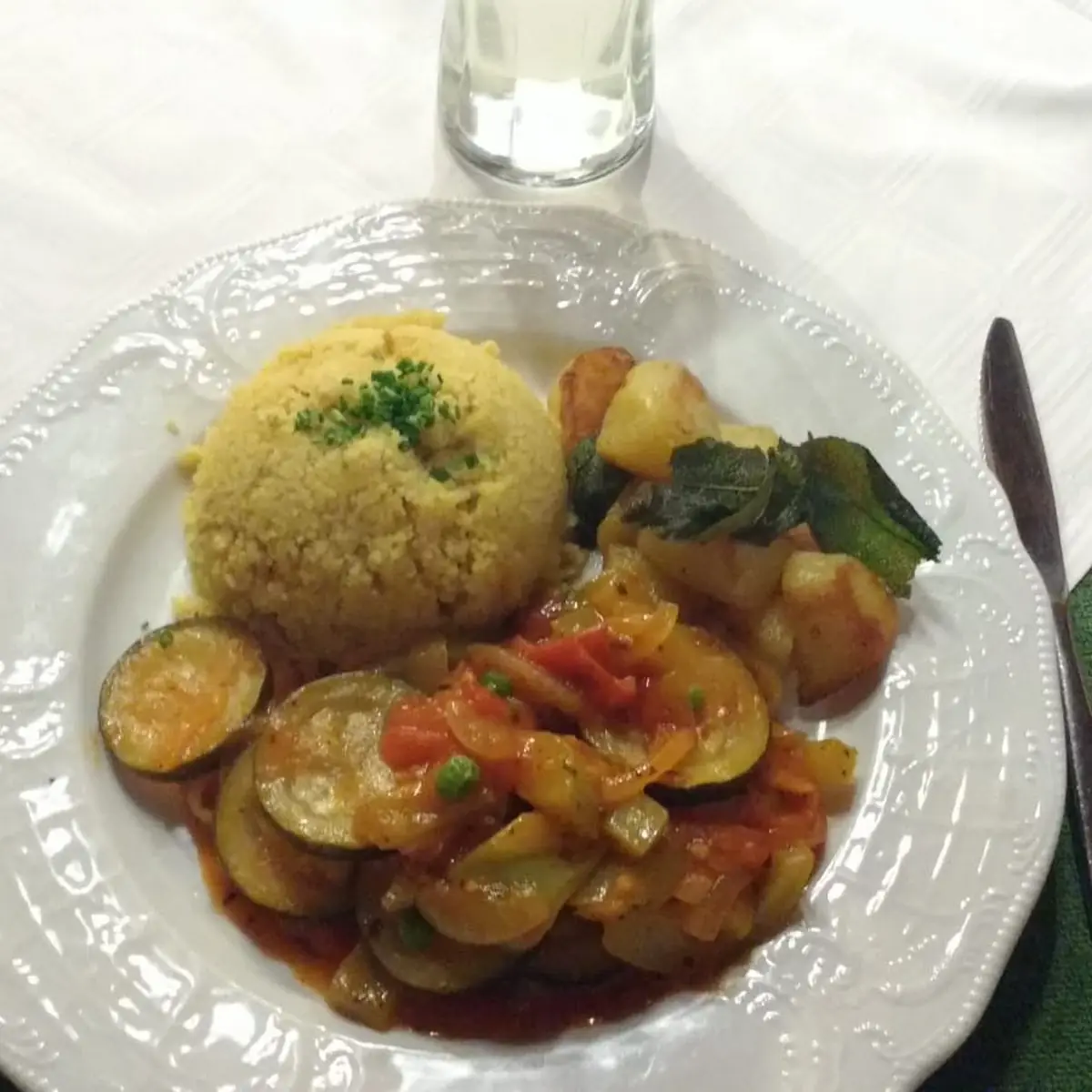 Geröstetes Gemüse Mit Bratkartoffeln Und Couscous