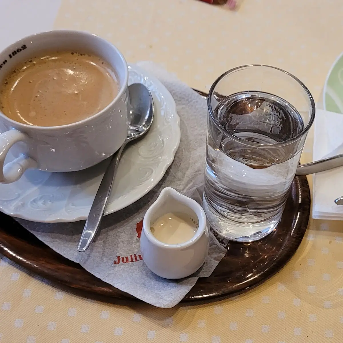 Kafee Verlängerter Und Eine Topfenoberstorte