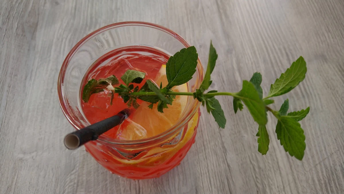 Hausgemachte Erdbeer-pfeffer-limonade