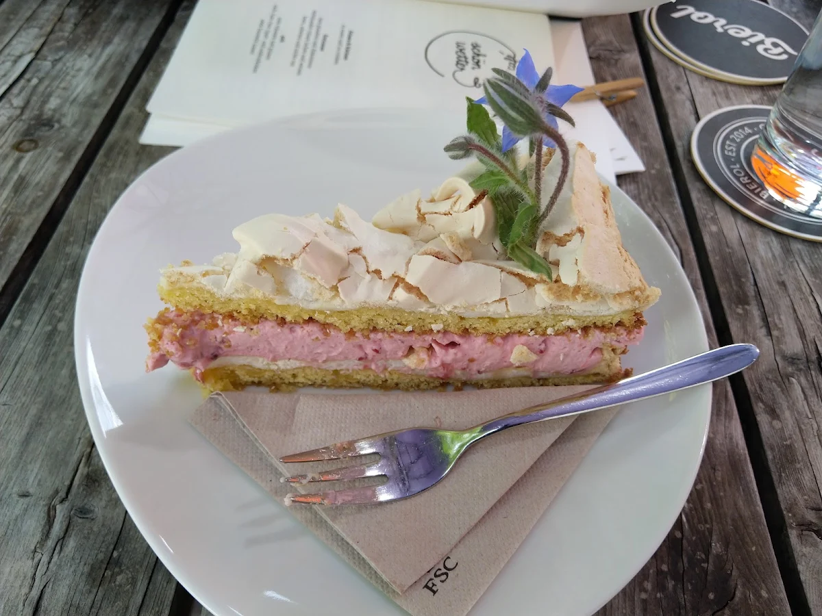 Erdbeer-baiser-torte Mit Einer Blüte Verziert