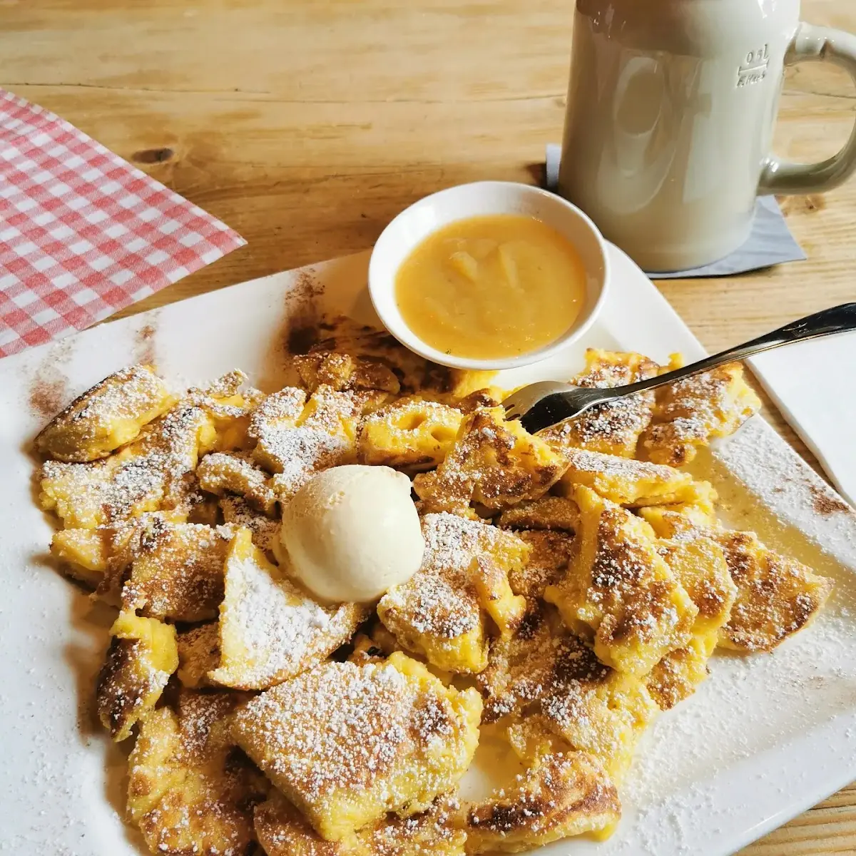 Kaiserschmarrn Mit Vanilleeis Und Apfelmus