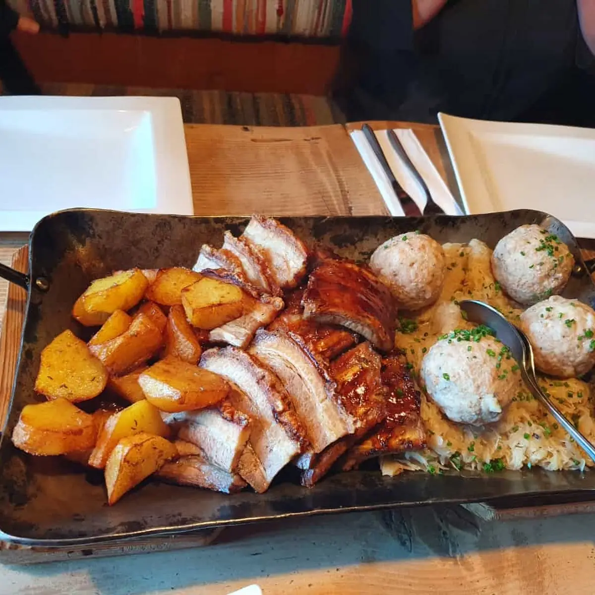 Schweinebraten Ripperl Knödel Und Sauerkraut
