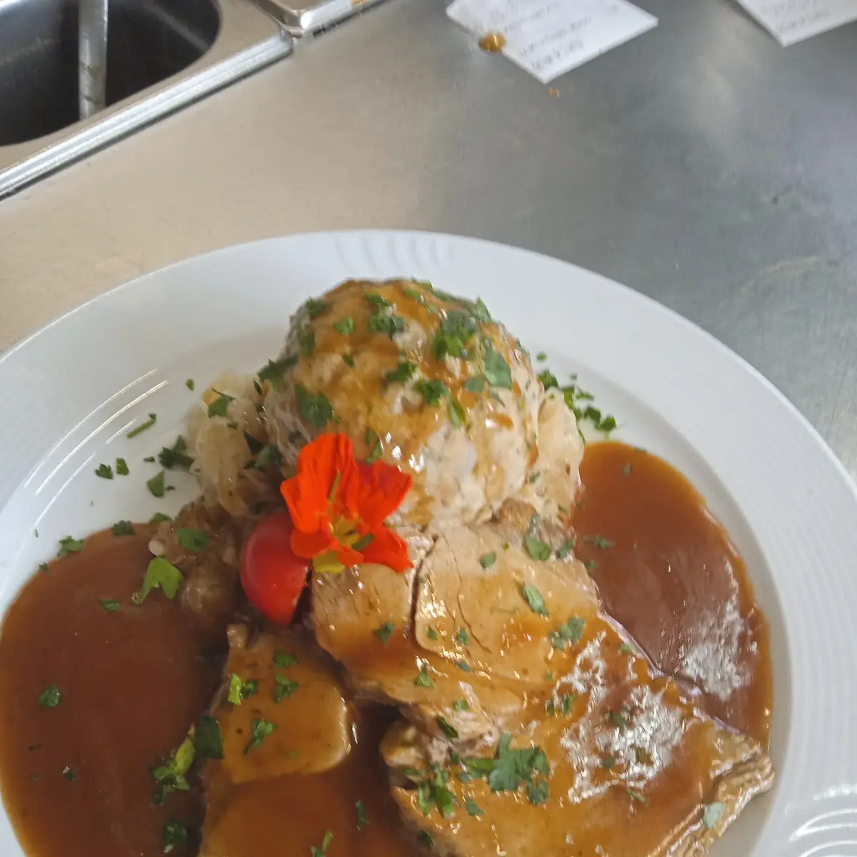Schwenebraten Sauerkraut Mit Knödel
