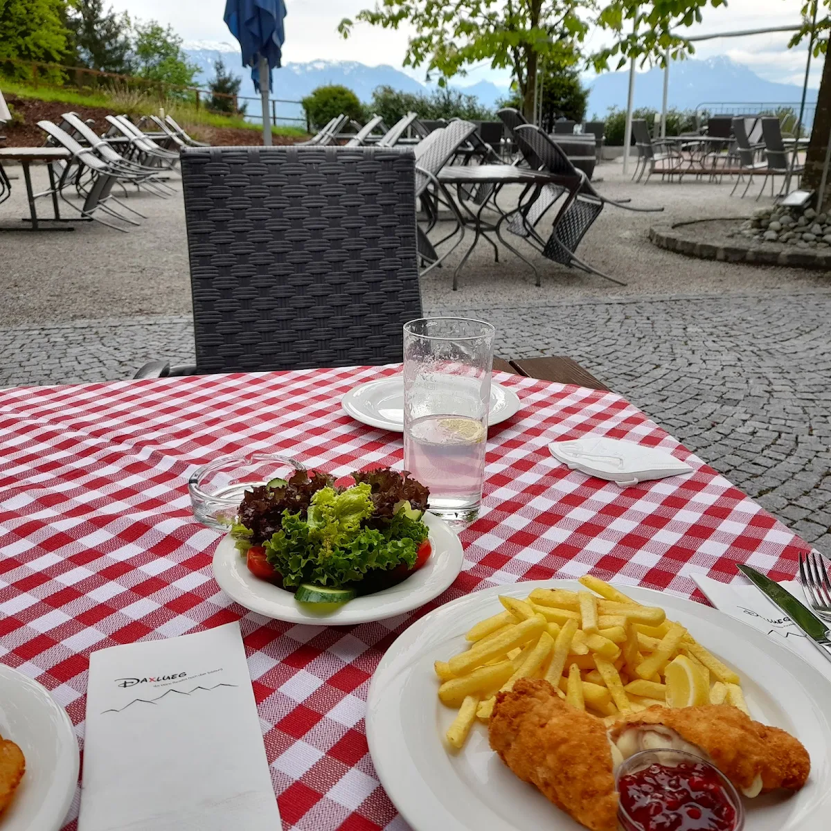 Cordon Bleu Von Der Pute Mit Pommes Und Kleinen Gemischten Salat