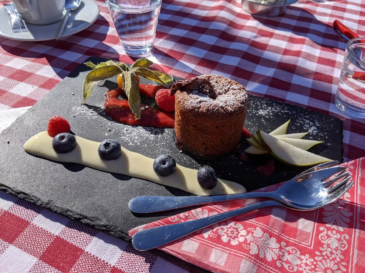 Schokoladesouffle Mit Vanillesauce Heidelbeeren Und Himbeeren