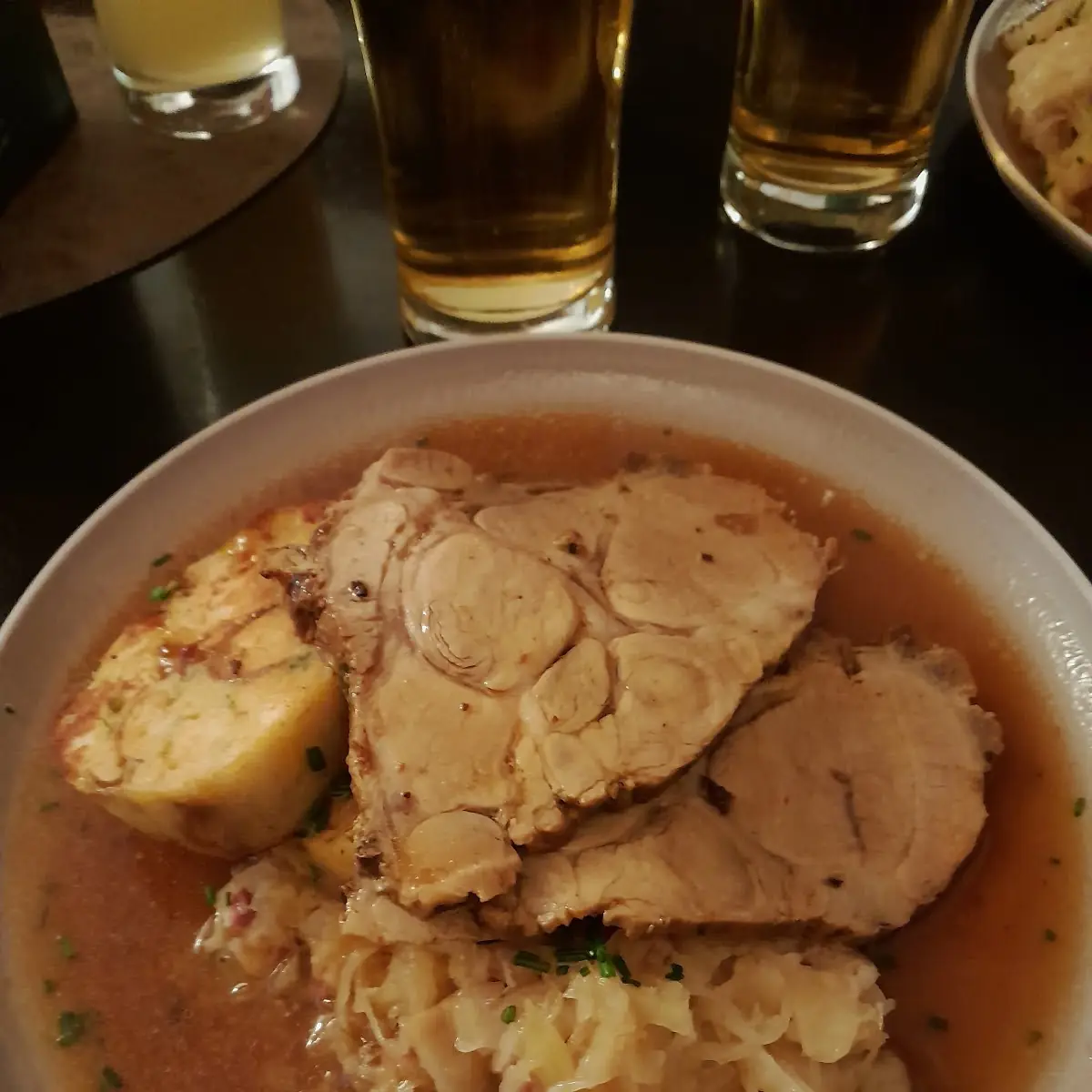 Bratl Mit Sauerkraut U Brezelknödel