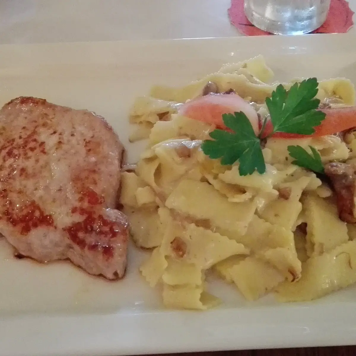 Schweinsrückensteak Mit Eierschwammerlnudeln