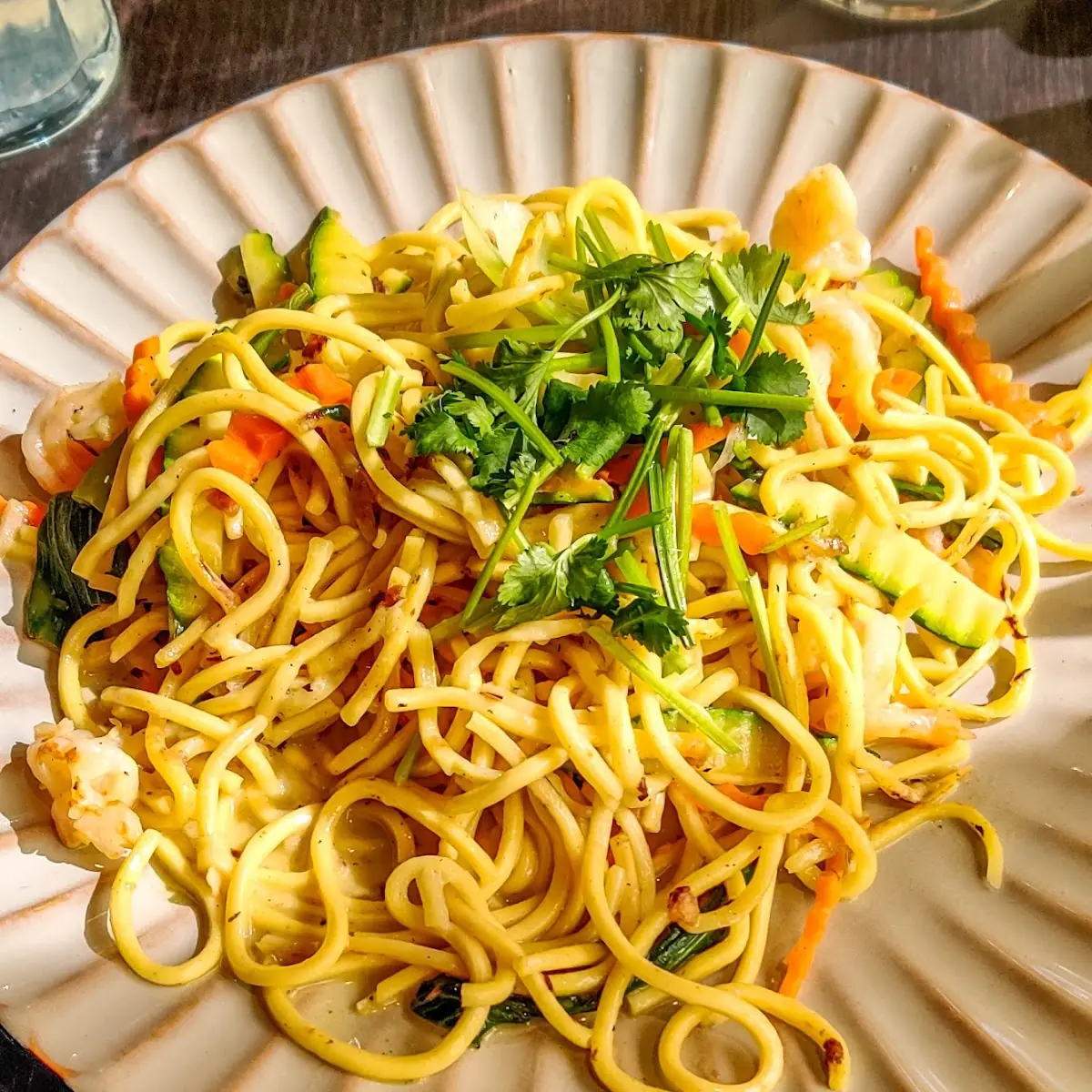 Gebratene Nudeln In Currysoße Mit Shrimps