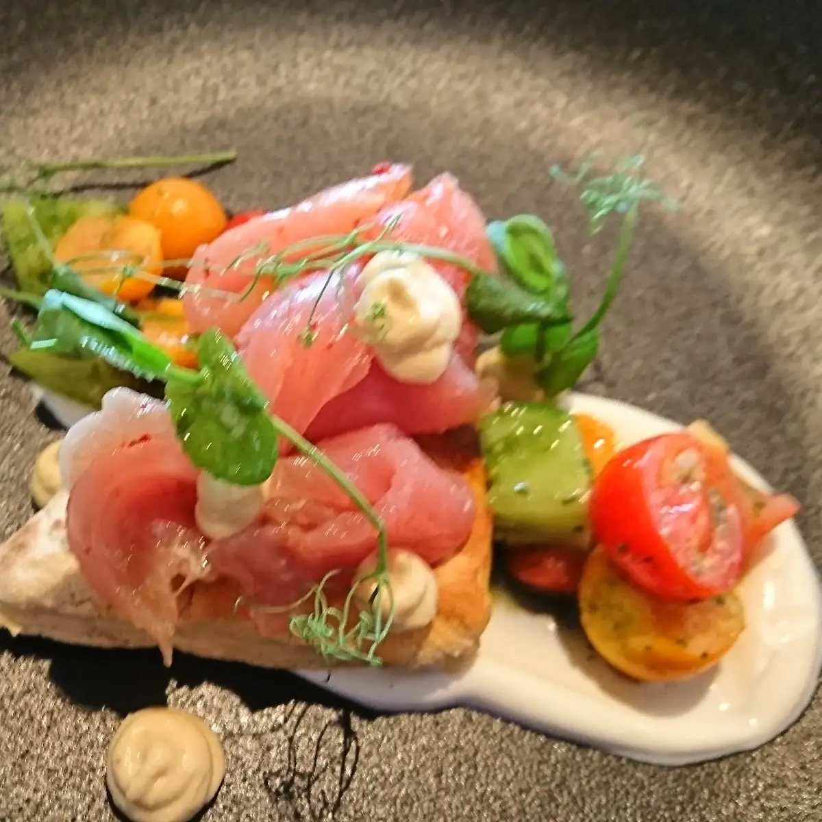 Thunfisch Mariniert Auf Frischem Pitabrot