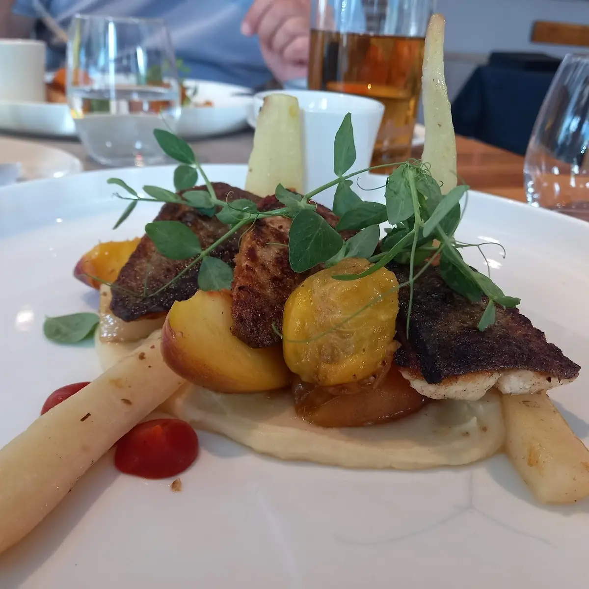 Wolfsbarschfilet Mit Pfirsich Und Pastinakenpüree