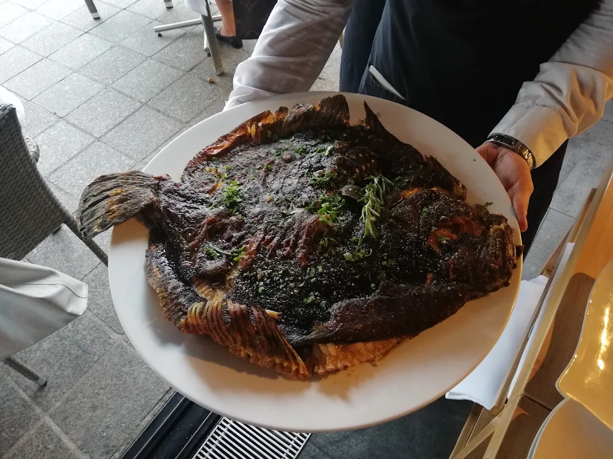 Ein Rombo Steinbutt Auf Mediterrane Art Im Ofen Gegart Ein Spitzenprodukt Italienischer Küche