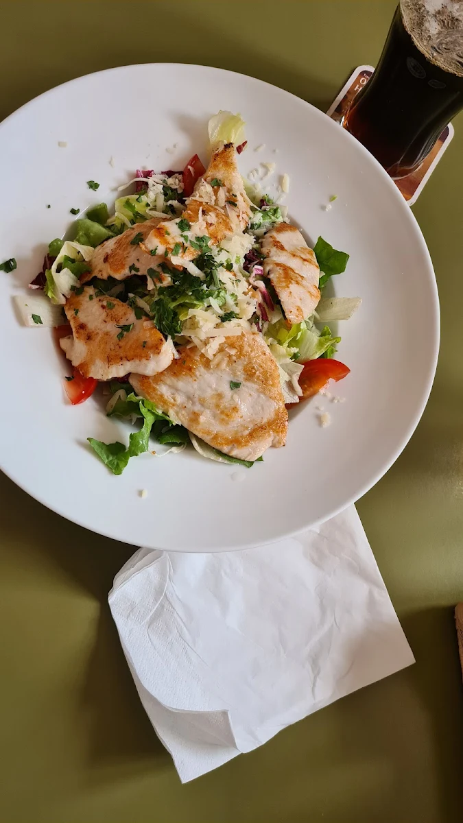 Gegrillte Hühnerstreifen Auf Salat