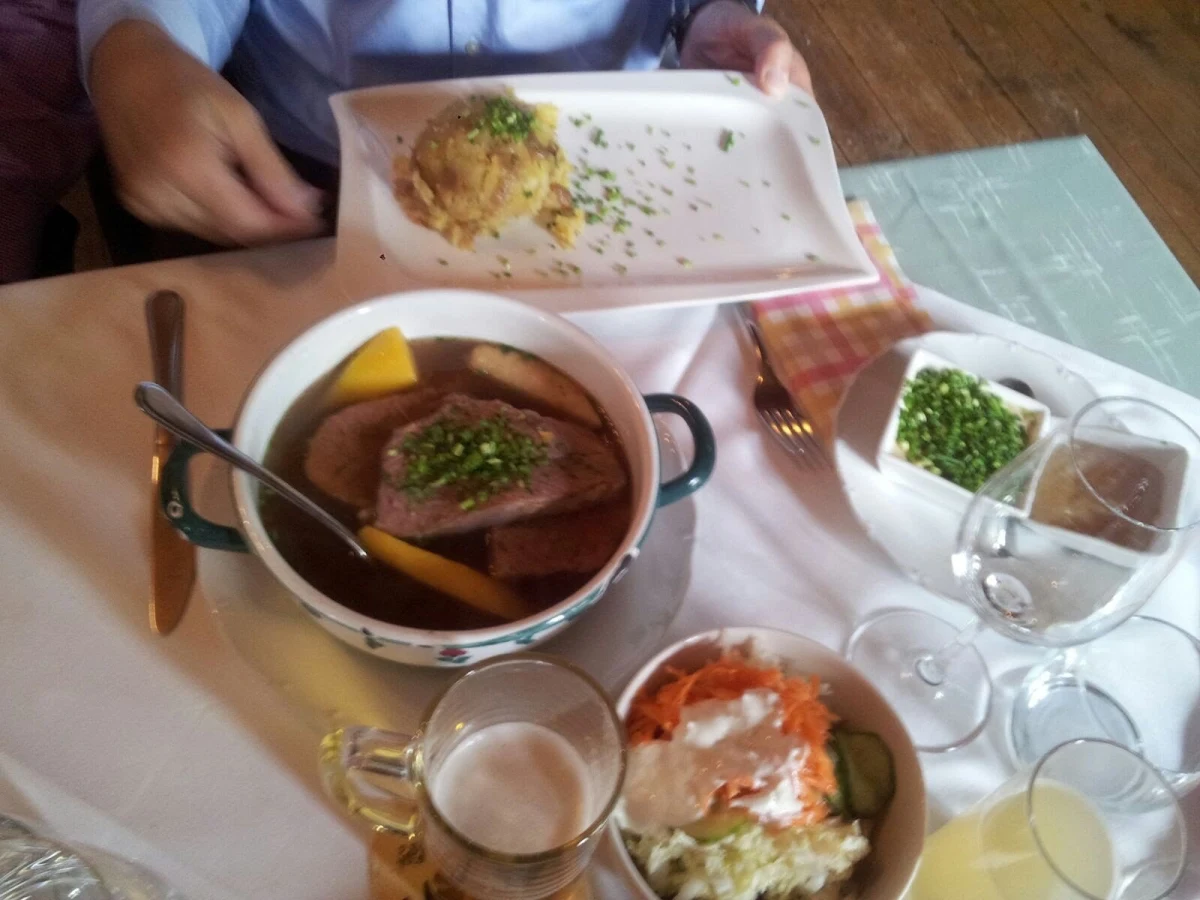 Gekochtes Rindfleisch Mit Gerösteten Erdäpfeln