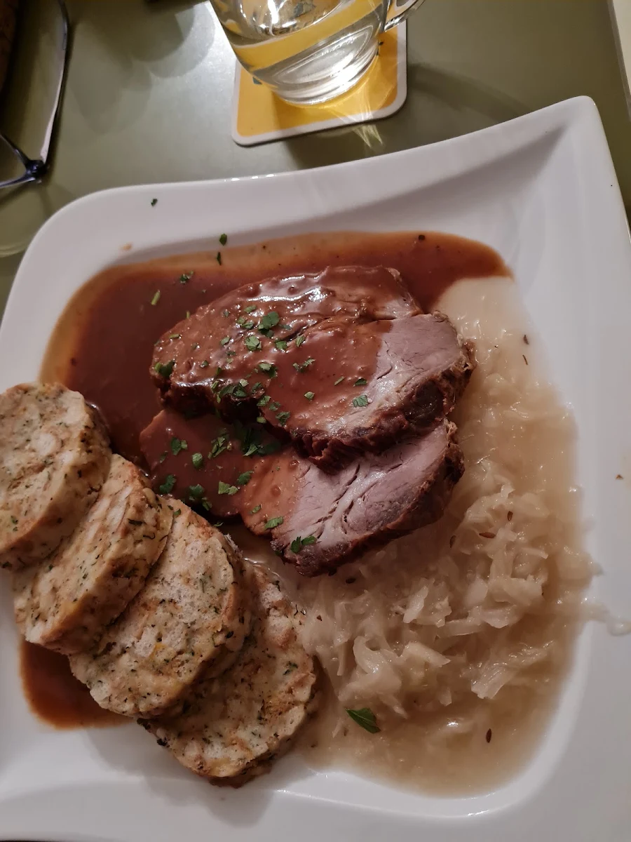 Schweinebraten Mit Warmen Krautsalat Und Serviettenknödel