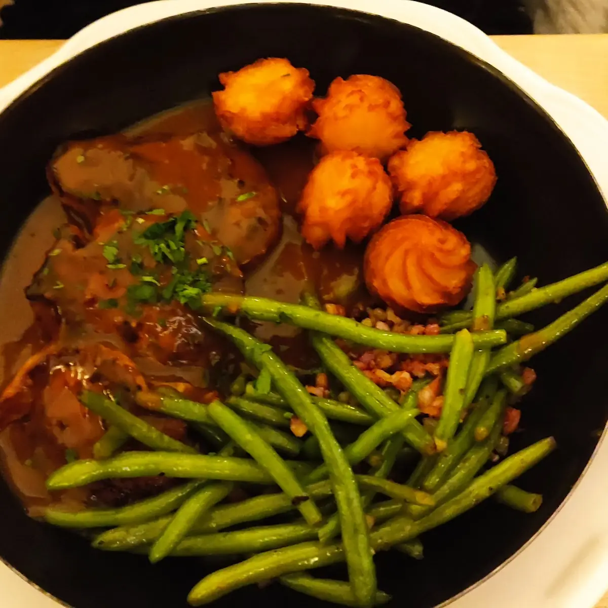 Zwiebelrostbraten Mit Speckbohnen Und Herzoginkartoffeln