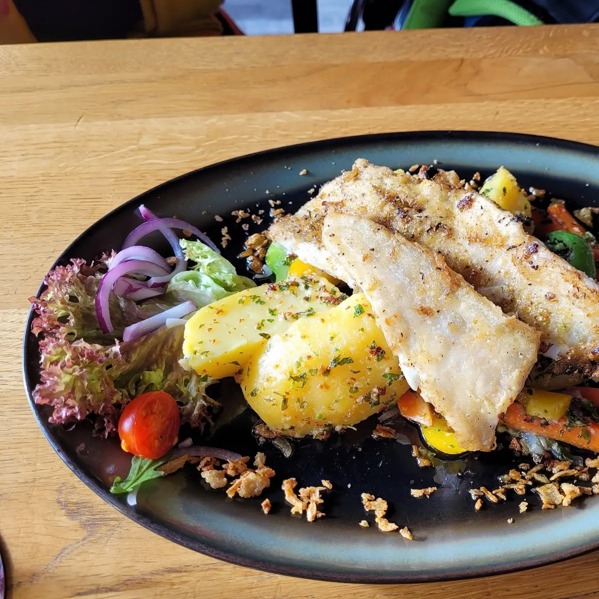 Gegrillter Fisch Mit Beilagen