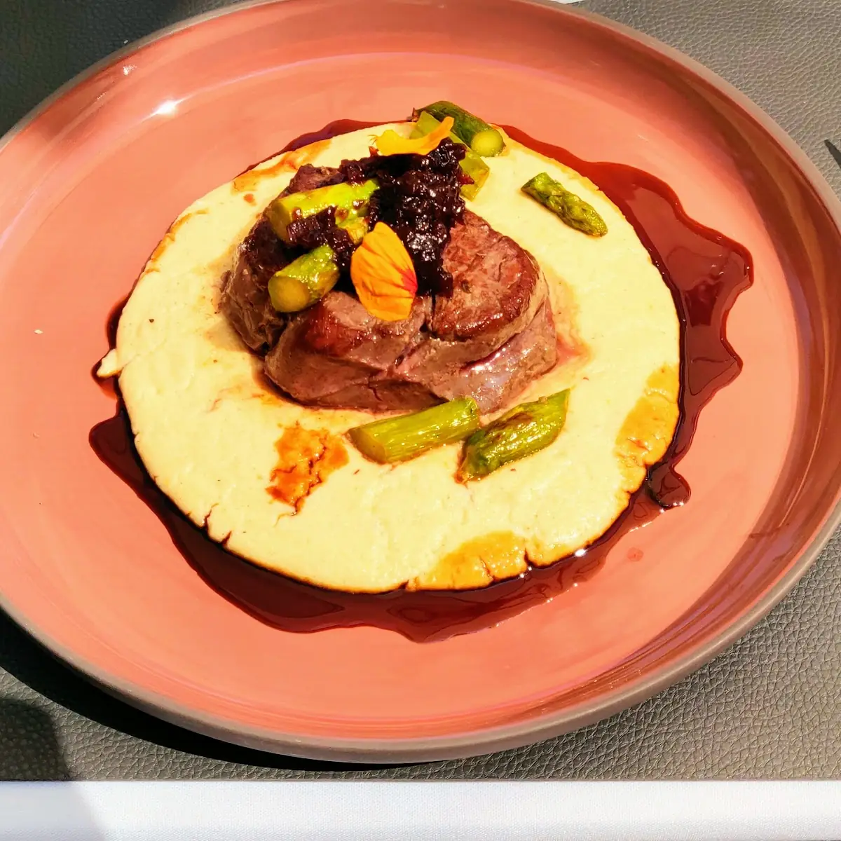 Rinderfilet-steak Auf Getrüffeltem Polenta Mit Grünem Spargel Und Rotweinschalotten