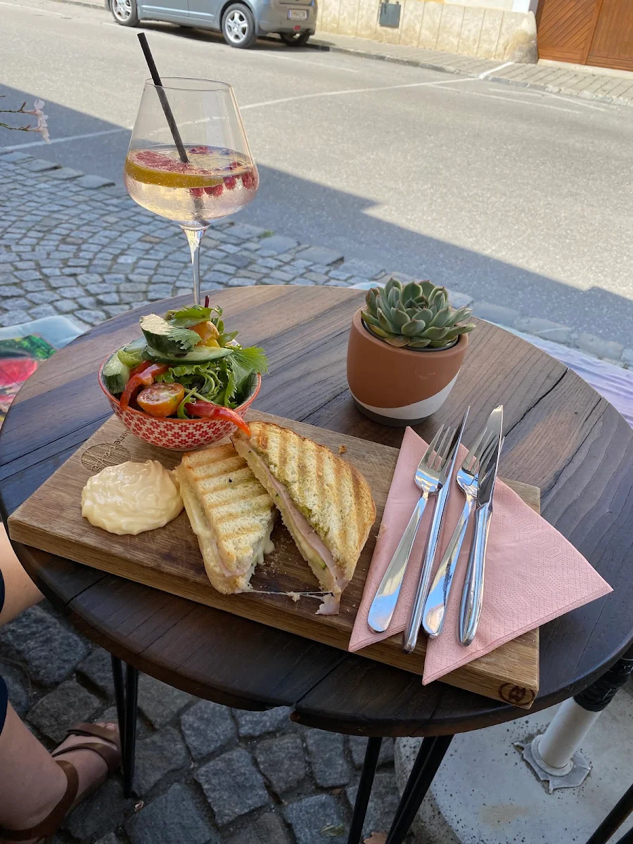 Hausgemachter Grilltoast Mit Salat