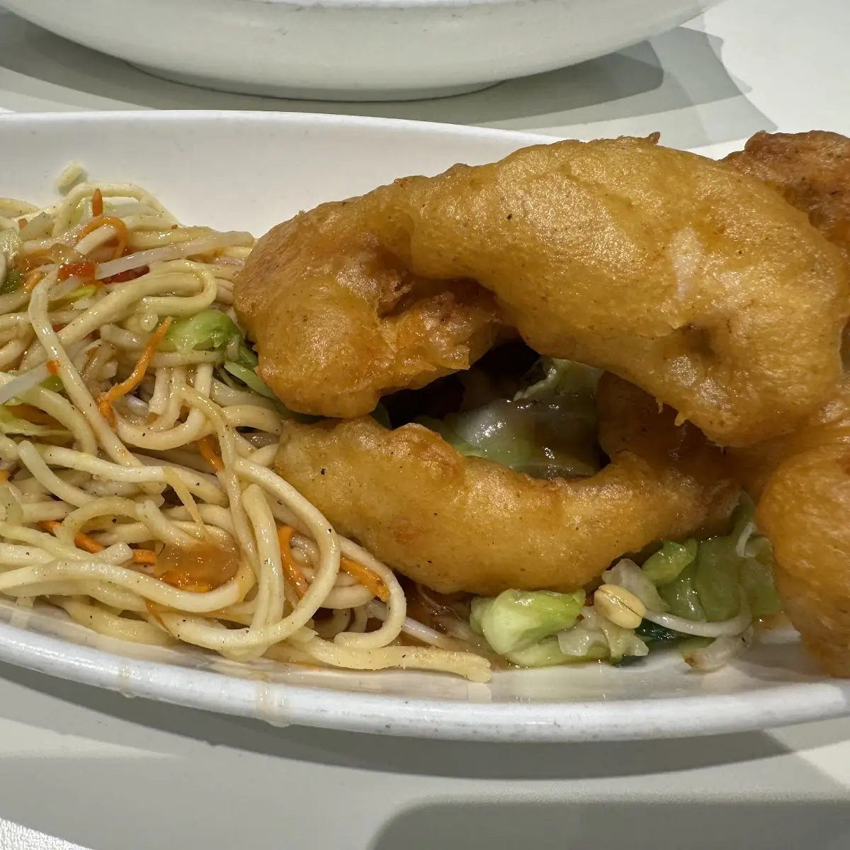 Crispy Chicken Mit Gebratenen Nudeln