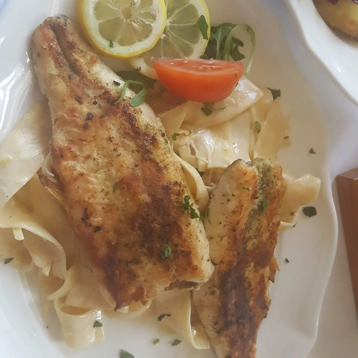 Alm-saiblingsfilet Auf Rahmnudeln