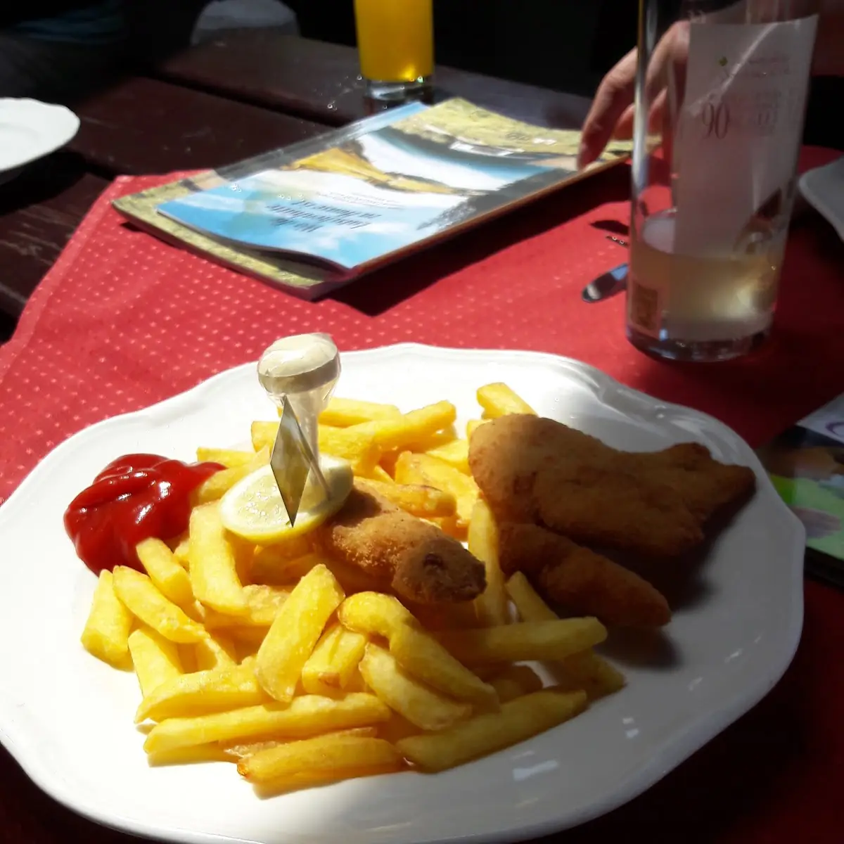 Hähnchennuggets Mit Pommes Frites