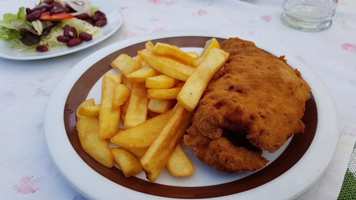 Schnitzel Wiener Art Mit Salat