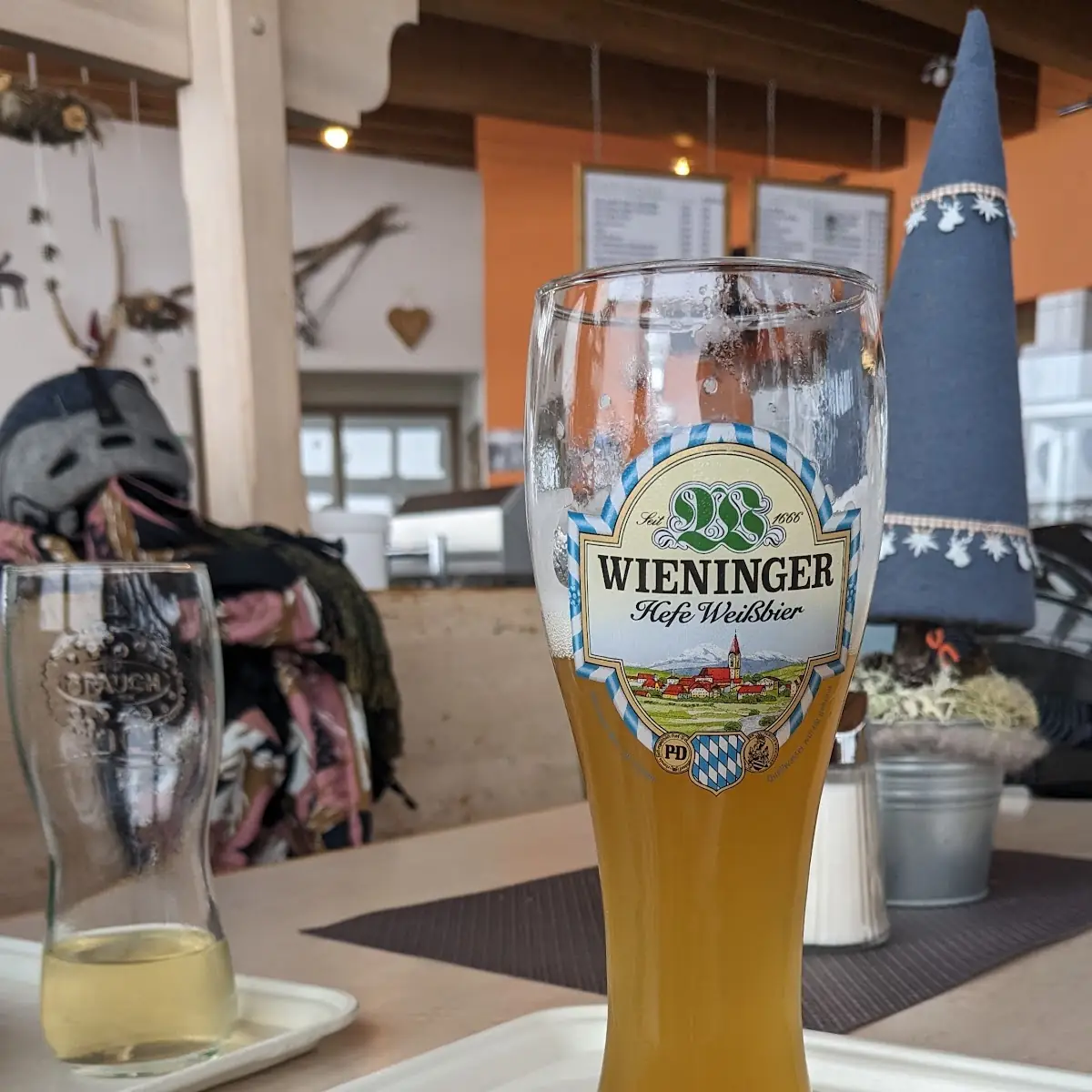 Schweinerücken Mit Kräuterrösti Und Gemüse Dazu Ein Weizen