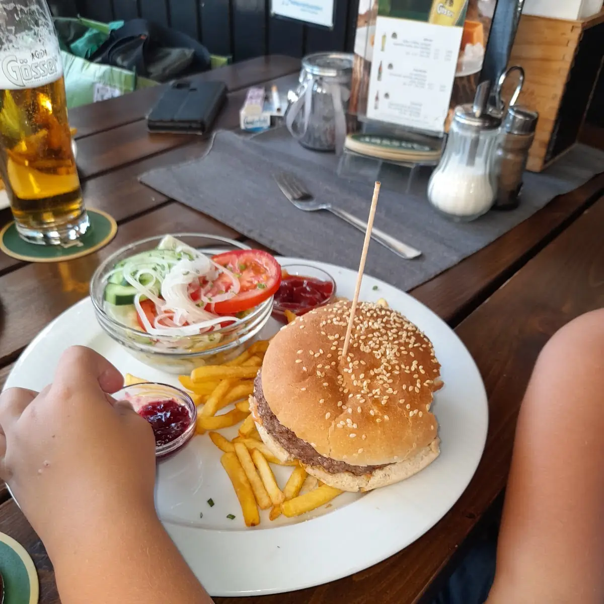 Hamburger Mit Pommes Und Salat