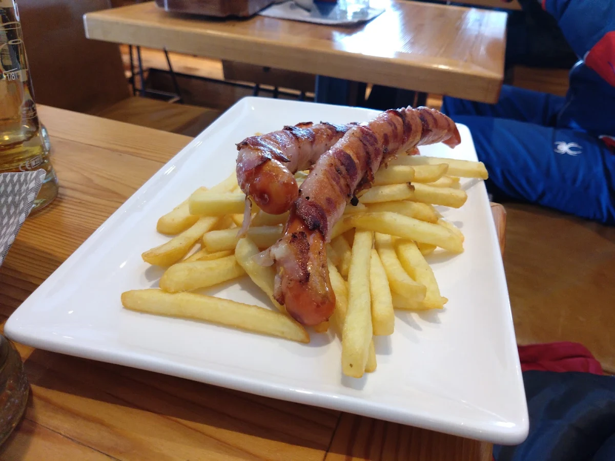 Berner Würstl Mit Pommes