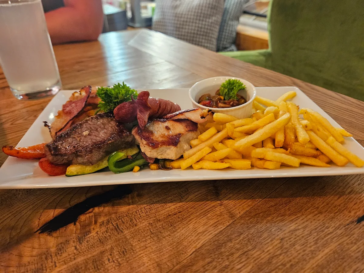 Grillteller Mit Pommes Und Salat