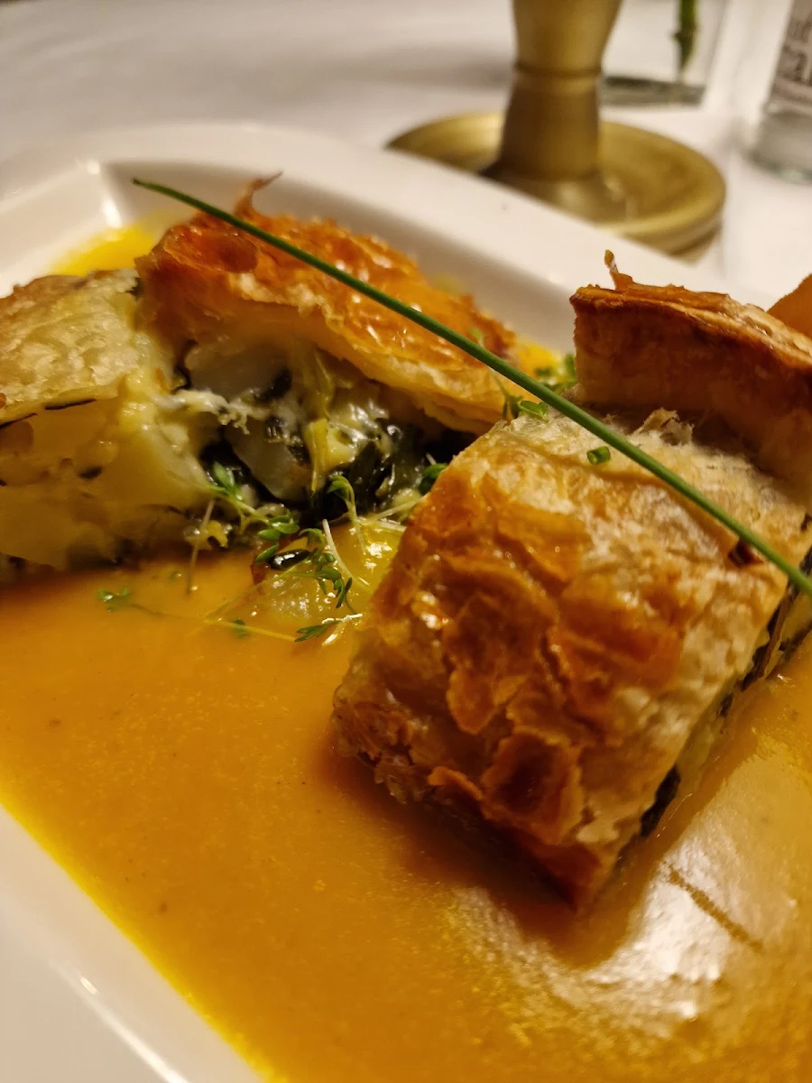 Kartoffel-lauch-strudel Mit Mölltaler-bergkäse Und Gartenkräutersauce