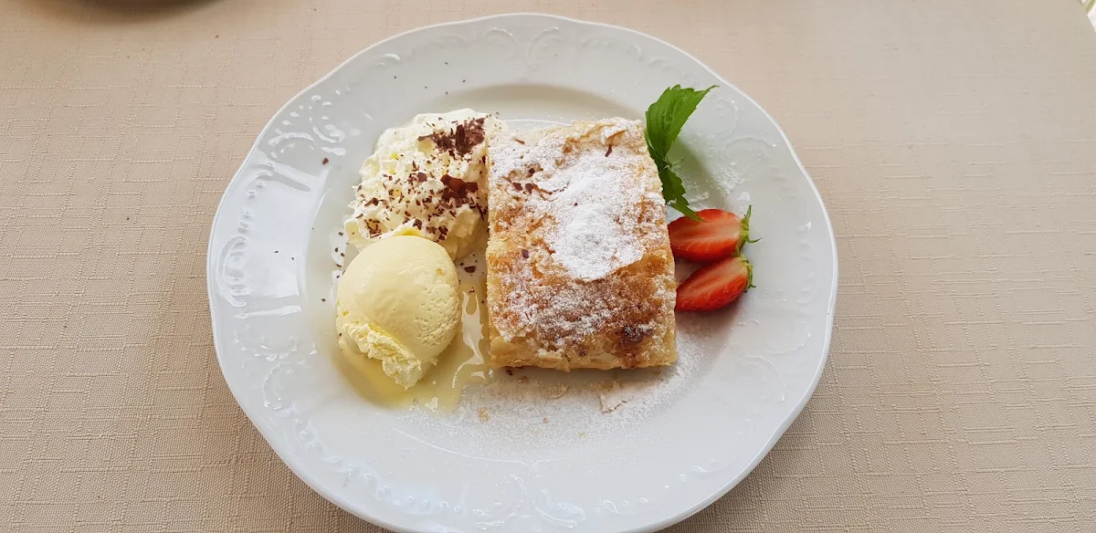 Ofenfrischer Apfelstrudel Mit Vanillesauce