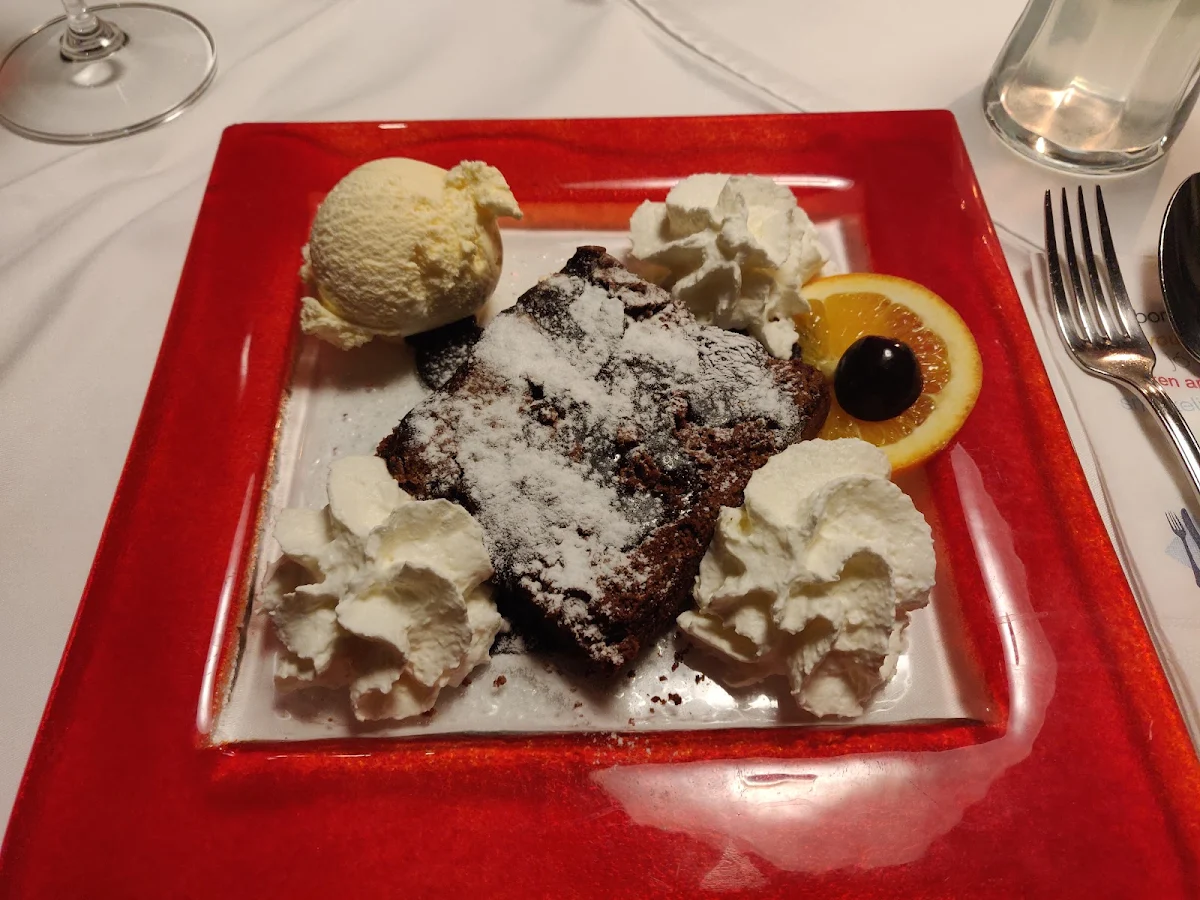 Schokokuchen Mit Vanilleeis Und Schlag