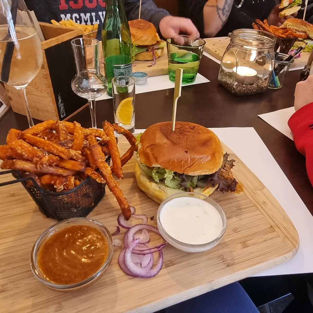 Pulledpork Burger Ohne Rotkraut Mit Süßkartoffelpommes Sauerrahm Und Barbecuesauce