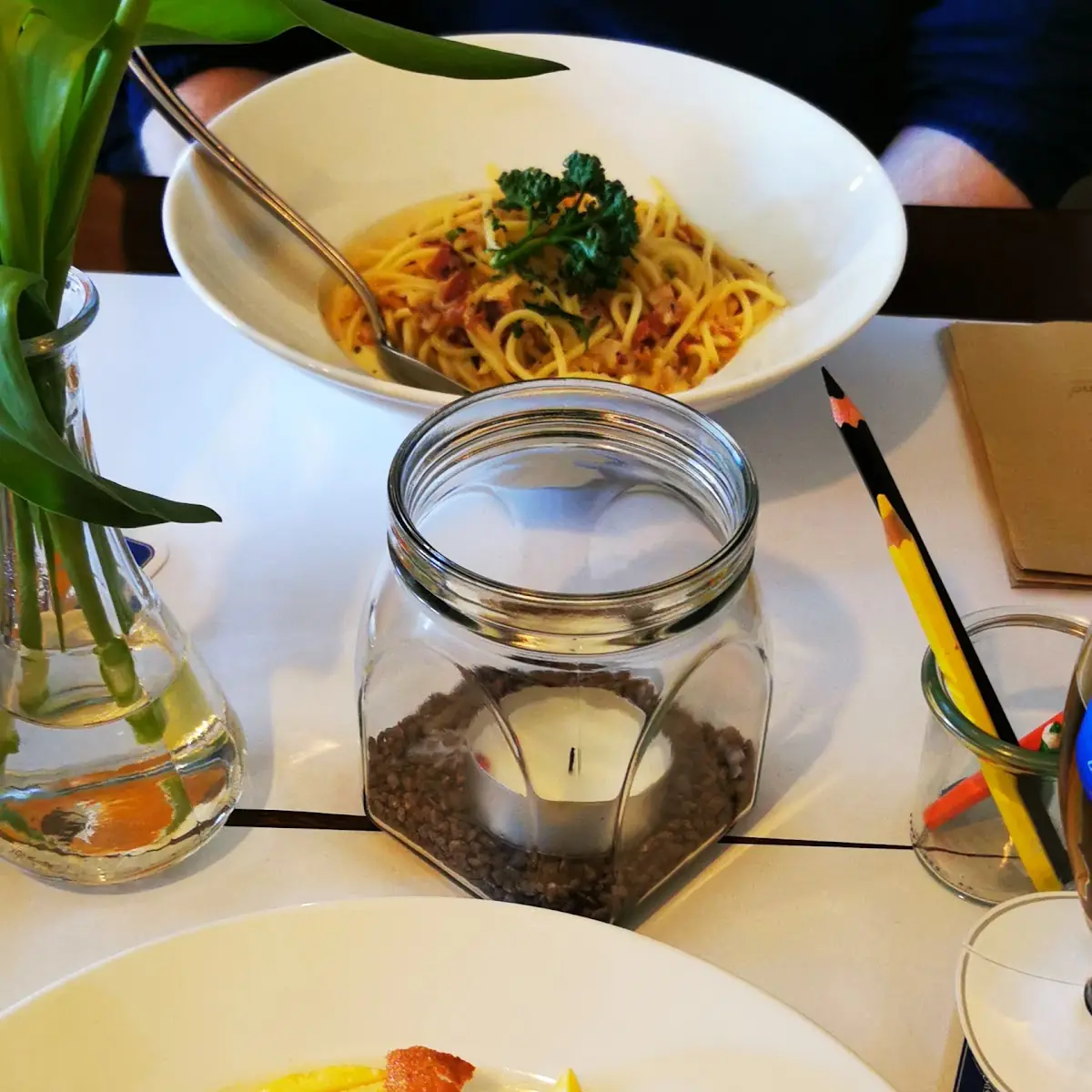 Wiener Schnitzel Mit Pommes Und Spagetti Cabonara