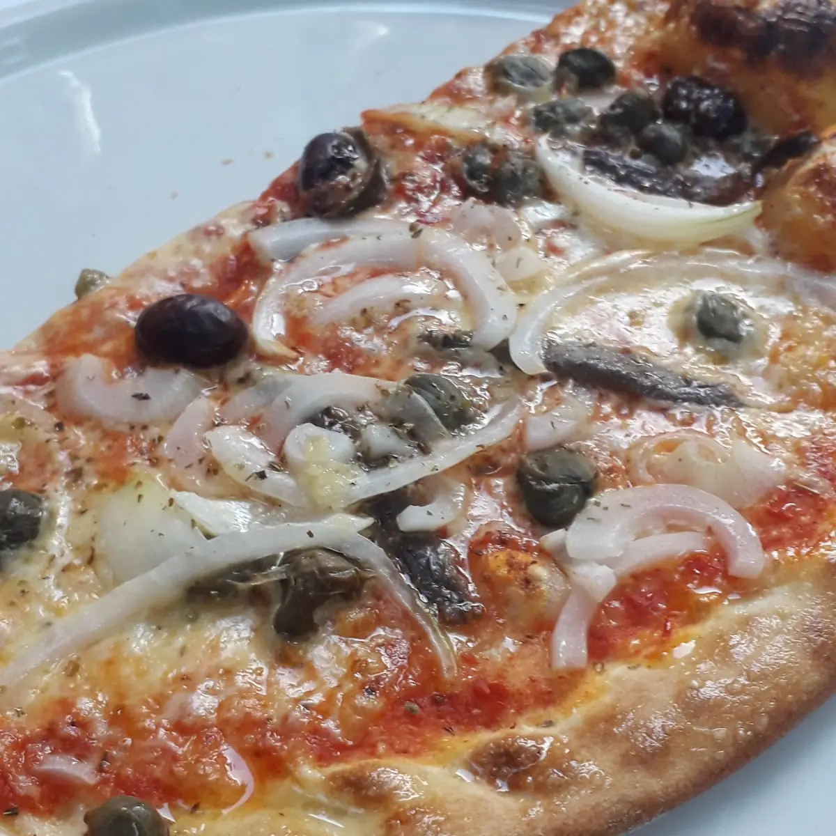 Pizza Mit Anchovis Kapern Und Zwiebeln