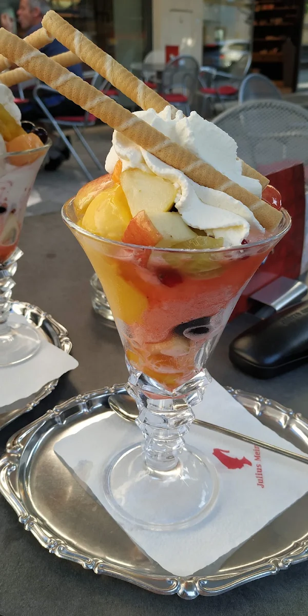 Joghurt Becher Mit Eis Und Frischen Früchten