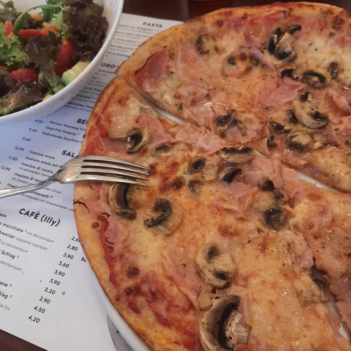Pizza Mit Pilzen Und Schinken Und Gemischter Salat