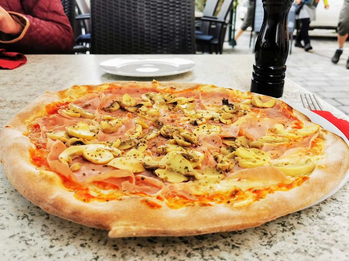 Pizza Mit Champignons Und Schinken