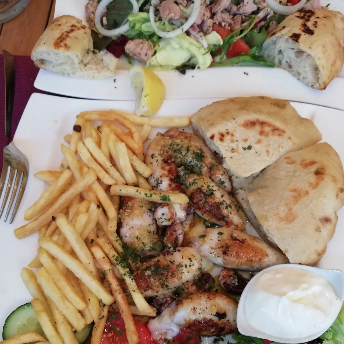 Calamari Gefüllt Mit Schinken Und Käse Dazu Warmes Fladenbrot Und Pommes
