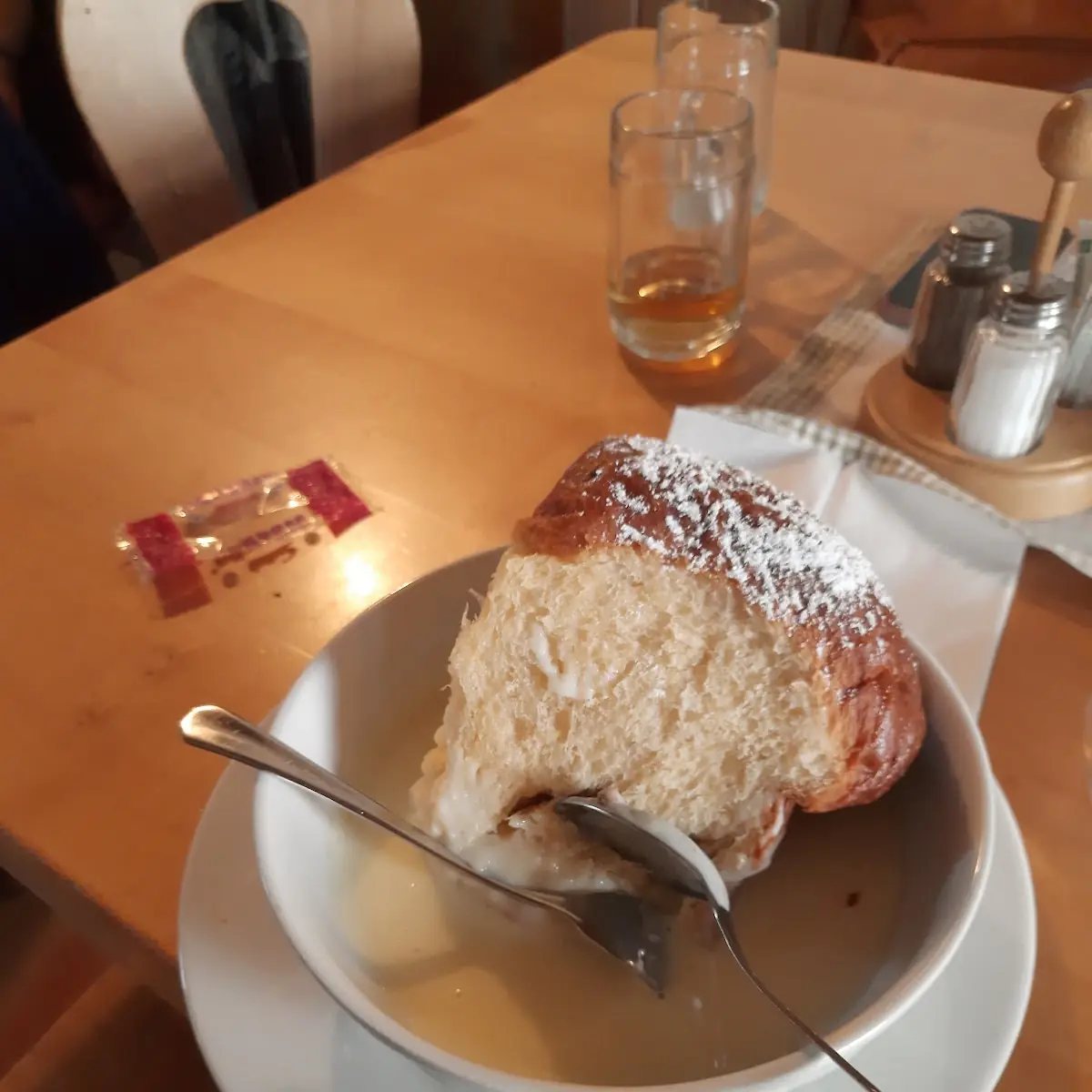 Buchtel Mit Vanillinsoße