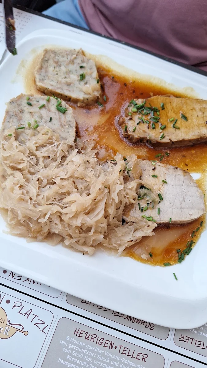 Schweinsbraten Mit Serviettenknödel Und Sauerkraut