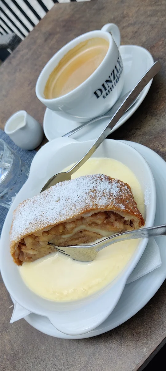 Apfelstrudel Mit Vanillesauce
