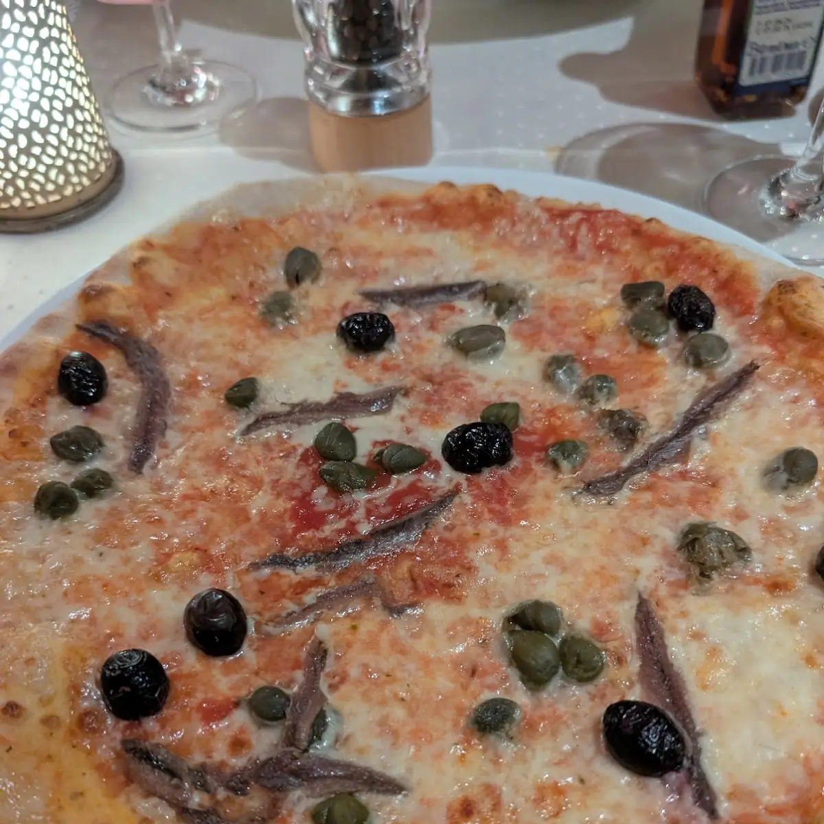 Pizza Mit Sardellen Kapern Und Oliven