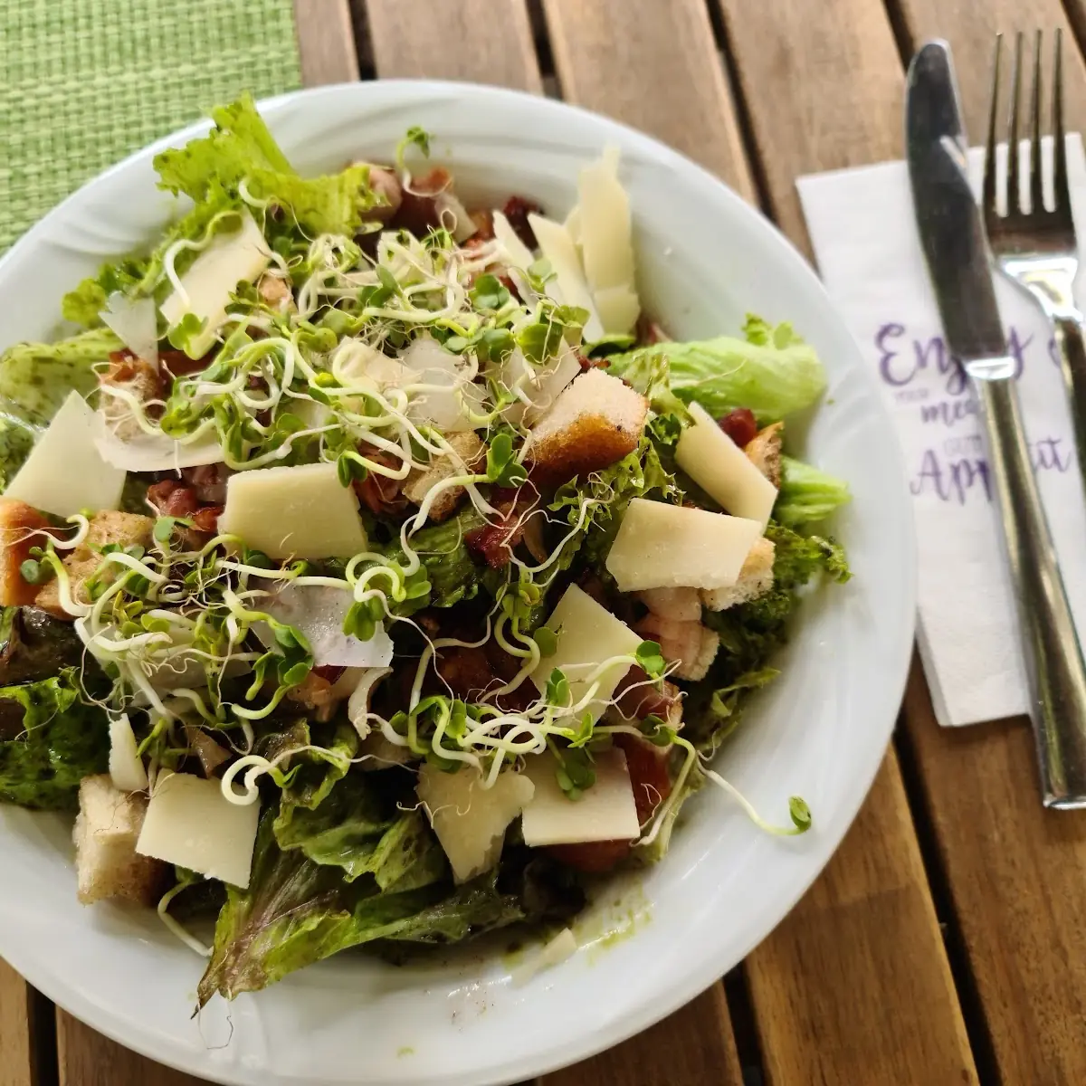 Grüner Salat Mit Geröstetem Speck Parmesan Und Gerösteten Brotwürfel