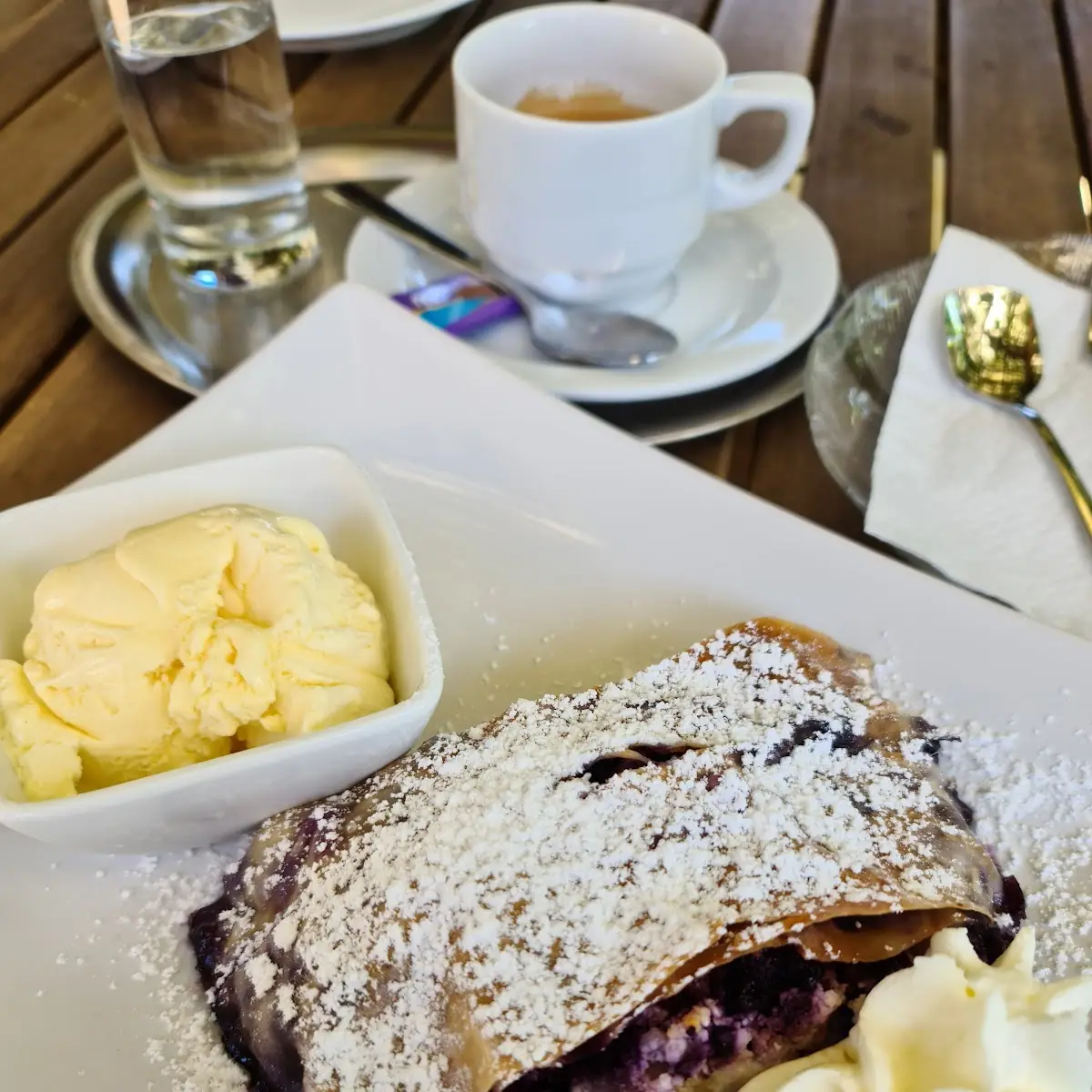 Warmer Schwarzbeerstrudel Mit Vanille Eis