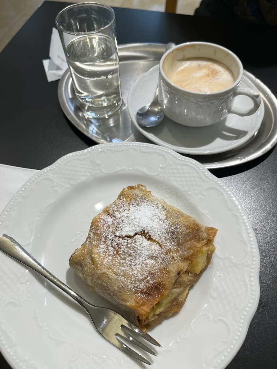 Apfelstrudel Mit Vanilleeis